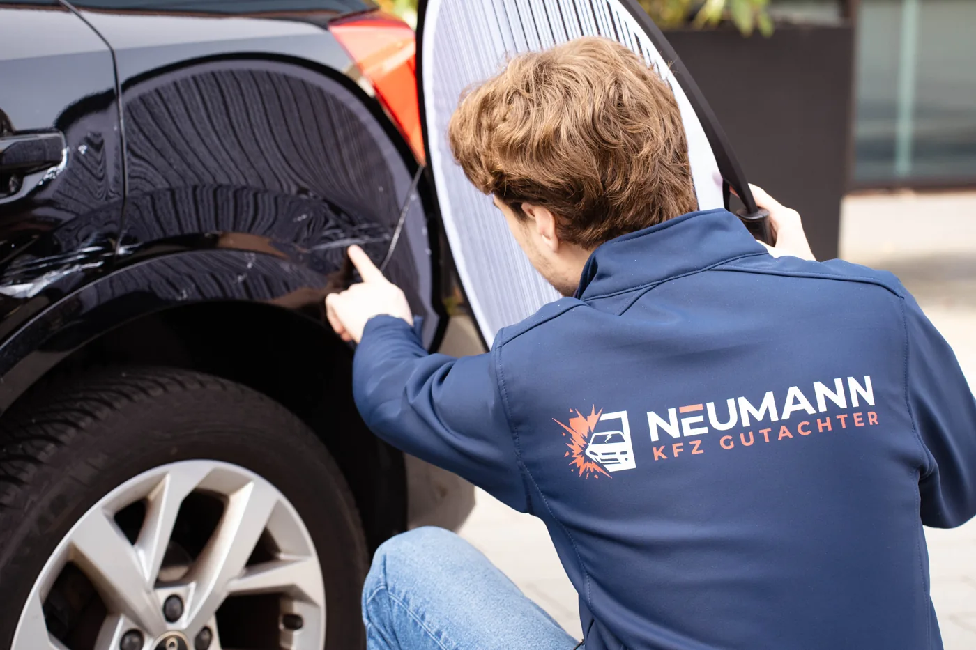 Gutachter von NEUMANN bei der Fahrzeugbegutachtung am Unfallschaden